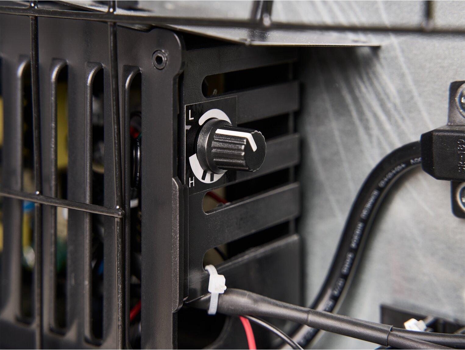 Corby Eton 40 literes minibár üvegajtóval, fekete (piros belső tér)